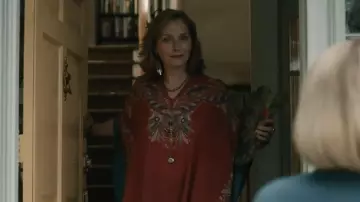 Etro Paisley Print Asymmetric Blouse portée par Beryl comme on le voit chez Elsbeth (S03E04)