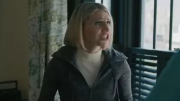 Veste à capuche Lululemon portée par Sharon Norman (Annaleigh Ashford) comme on le voit dans Elsbeth (S03E04)