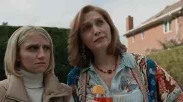 Johnny Was Blouse en soie à volants à volants portée par Beryl comme on le voit dans Elsbeth (S03E04)