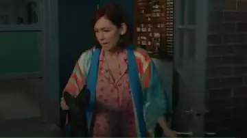 Kimono Zara Limited Edition Fun Printed porté par Elsbeth Tascioni (Carrie Preston) comme on le voit dans Elsbeth (S03E04)