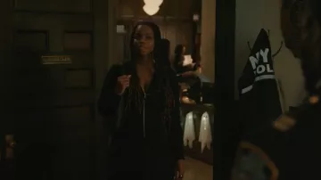 Vestido midi fruncido con cremallera frontal de Michael Kors usado por Julia Wagner (Brittany Inge) como se ve en Elsbeth (S03E04)