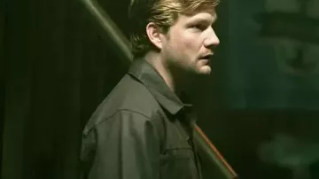 The Waterfront 2025 Jake Weary Veste verte de In The Waterfront (S01) portée par Cane Buckley (Jake Weary) The Waterfront (S01E00)