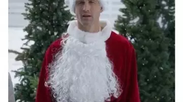 Navidad de servicio 2025 Parker Young Santa Claus Abrigo de terciopelo rojo de Josh Cannon (Parker Young) en Navidad de servicio