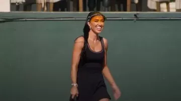 Visera amarilla de Christian Dior usada por Breana Tiesi como se ve en Selling Sunset (S09E03)
