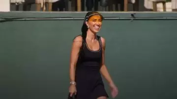 Visera amarilla de Christian Dior usada por Breana Tiesi como se ve en Selling Sunset (S09E03)