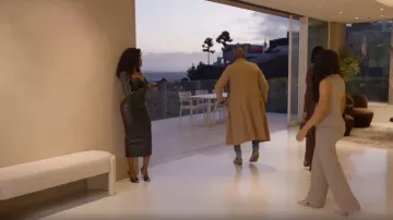 Sandale Schutz Cloe portée par Chelsea Lazkani vue dans Selling Sunset (S09E03)