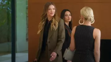 Veste sur mesure Ferragamo en vert uniforme olive portée par Alanna Gold comme on le voit dans Selling Sunset (S09E10)