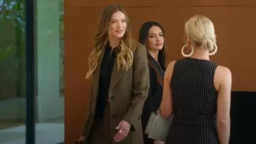 Mini-jupe ceinturée Ferragamo en olive portée par Alanna Gold comme on le voit dans Selling Sunset (S09E10)