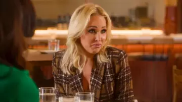 L’Agence Kenzie Blazer à carreaux croisés en marron/jaune porté par Mary Fitzgerald comme on le voit dans Selling Sunset (S09E10)