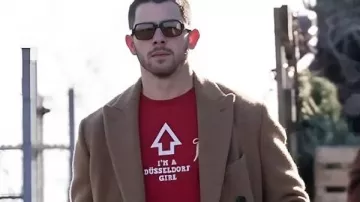 Un manteau brun de Noël très Jonas porté par Nick Jonas (Nick Jonas) comme on le voit dans un film de Noël très Jonas