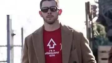 Un abrigo marrón de Nick Jonas usado por Nick Jonas (Nick Jonas) como se ve en Una película navideña de Very Jonas