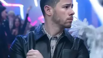 Una chaqueta de cuero negra de Very Jonas Christmas Nick Jonas usada por Nick Jonas (Nick Jonas) como se ve en A Very Jonas Christmas Movie