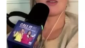 Llámalo por lo que es 2025 Camilla Luddington Bear Sweater