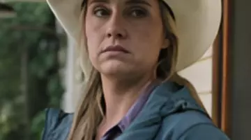Chaqueta con capucha azul Amber Marshall Heartland S19 usada por Amy Fleming (Amber Marshall) como se ve en Heartland