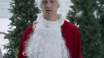 Abrigo de Santa Claus de Navidad en servicio 2025 de Parker Young usado por Josh Cannon (Parker Young) en Navidad de servicio
