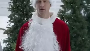 Abrigo de Santa Claus de Navidad en servicio 2025 de Parker Young usado por Josh Cannon (Parker Young) en Navidad de servicio