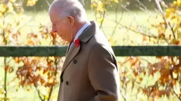 Servicio religioso dominical del rey Carlos III Abrigo marrón en El rey y la reina Únete al Papa León XIV para celebrar el Año Jubilar 2025 de la Iglesia Católica.