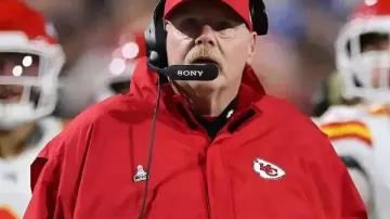 Andy Reid Chaqueta Roja de los Chiefs en Andy Reid: 'La joven línea ofensiva fue positiva' | Pretemporada de la NFL - Conferencia de prensa de la Semana 1