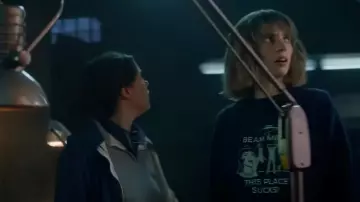 Téléporte-moi This Place Sucks ! Sweat-shirt porté par Robin Buckley (Maya Hawke) dans Stranger Things (S05)