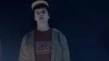 WSQK The Squawks 94.5 FM Logo Camiseta usada por Dustin Henderson (Gaten Matarazzo) en Stranger Things (S05)