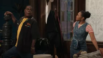 Good American Super Stretch Baby Tee porté par Jamilah (Adrianna Mitchell) comme on le voit dans Crutch (S01E01)