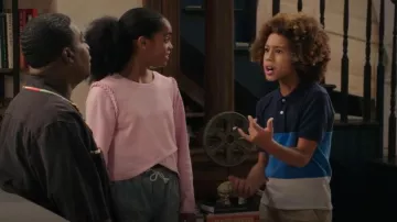 Polo Old Navy à manches courtes en piqué color-block porté par Mase (Finn Maloney) comme on le voit en béquille (S01E01)