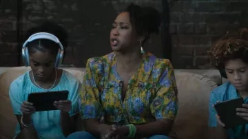 Blouse Capri de la ferme Rio portée par Jamilah (Adrianna Mitchell) comme on le voit dans Béquille (S01E01)