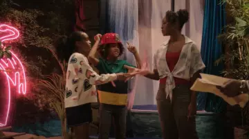 Pull coeur vintage Old Navy porté par Lisa (Braxton Paul) comme on le voit en béquille (S01E01)