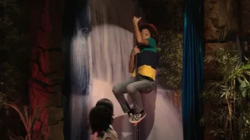 Polo Old Navy à manches courtes en piqué color-block porté par Mase (Finn Maloney) comme on le voit en béquille (S01E01)