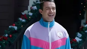 Joyeux Noël! Survêtement Robert Buckley 2025 de Ted Cooper porté par Ted Cooper (Robert Buckley) dans Joyeux Noël, Ted Cooper !