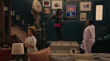 Pantalon Cinq A Sept Giles porté par Tina (Tichina Arnold) comme on le voit dans Crutch (S01E01)