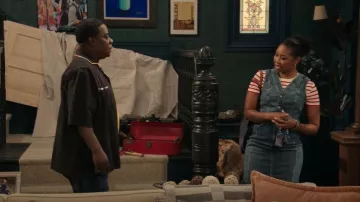 Rails Westwood Robe portée par Jamilah (Adrianna Mitchell) comme on le voit dans Crutch (S01E01)