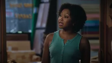 Pilcro Anthropologie Ribbed Henley Tee Tank Blouse Top porté par Jamilah (Adrianna Mitchell) comme on le voit dans Béquille (S01E02)