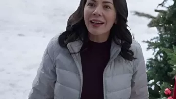 Chaqueta acolchada de Navidad en servicio 2025 Janel Parrish