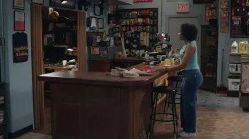 Sneaker Tretorn Rawlins portée par Jamilah (Adrianna Mitchell) comme on le voit dans Crutch (S01E01)