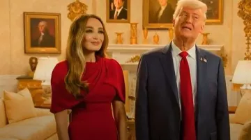 Vestido de capa de crepé Badgley Mischka usado por Chloe Fineman como se ve en Saturday Night Live (S51E04)