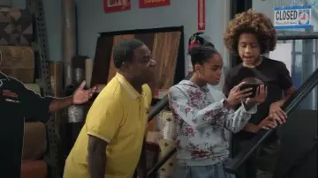 Deux par Deux Sweat à capuche en molleton de petite fille Bleu clair imprimé Grandes fleurs porté par Lisa (Braxton Paul) comme on le voit en béquille (S01E02)