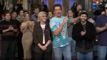 Tory Burch Robe en velours de coton torsadé portée par Chloe Fineman comme on le voit dans Saturday Night Live (S51E04)