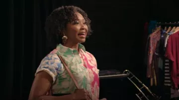 Chemise Chita tropicale de Farm Rio portée par Jamilah (Adrianna Mitchell) comme on le voit dans Béquille (S01E03)