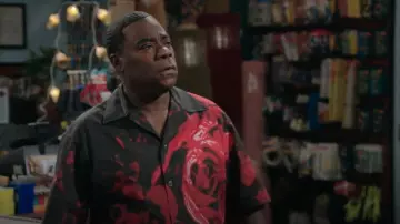 Chemise de camp en coton floral McQueen portée par François (Tracy Morgan) comme on le voit dans Béquille (S01E03)
