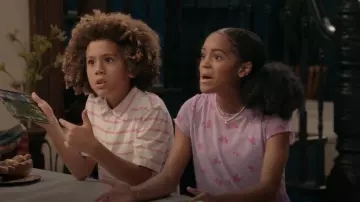 Lve, T-shirt Fire Overlay en Lavande Floqué Floral porté par Lisa (Braxton Paul) comme on le voit en Béquille (S01E03)