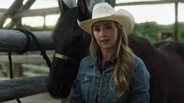 Veste en jean Carhartt Benson portée par Amy Fleming (Amber Marshall) vue dans Heartland (S19E05)