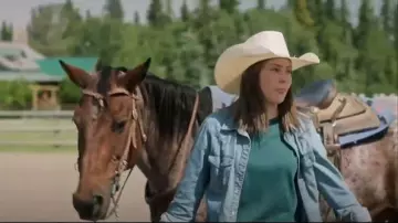 Wrangler Long Sleeve Western Snap Denim Shirt porté par Katie Fleming Morris (Baye McPherson) comme on le voit dans Heartland (S19E05)