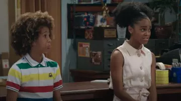 Polo en coton piqué à rayures courtes à rayures Benetton porté par Mase (Finn Maloney) comme on le voit en béquille (S01E04)