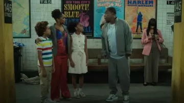 Steve Madden Girl’s Molly Sneaker portée par Lisa (Braxton Paul) comme on le voit dans Crutch (S01E04)