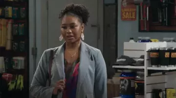 The Blue Door Boutique Geo Wrapped Boucles d’oreilles en raphia, rose porté par Jamilah (Adrianna Mitchell) comme on le voit en béquille (S01E04)