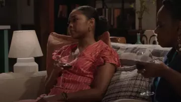 Sachin & Babi Georgia Cutout Robe midi rayée en gaze de coton portée par Jamilah (Adrianna Mitchell) comme on le voit dans Béquille (S01E04)
