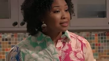 Crutch 2025 Adrianna Mitchell Chemise à imprimé floral portée par Jamilah (Adrianna Mitchell) en béquille (S01)