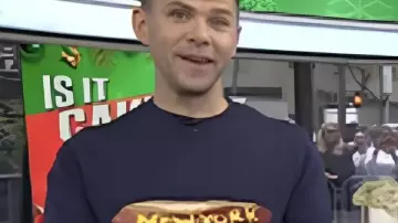 The Today Show 2025 Mikey Day Suéter azul para perritos calientes usado por (Mikey Day) en Today (S67)