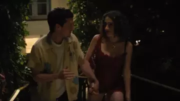 Dilara Findikoglu Mini-robe multidimensionnelle rouge portée par Maia (Rachel Sennott) comme on le voit dans I Love LA (S01E01)